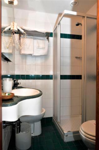 Hotel Boston Ліворно Екстер'єр фото