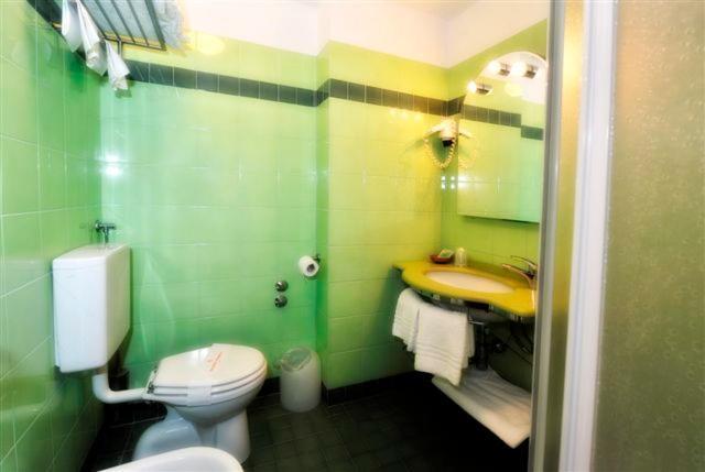 Hotel Boston Ліворно Екстер'єр фото