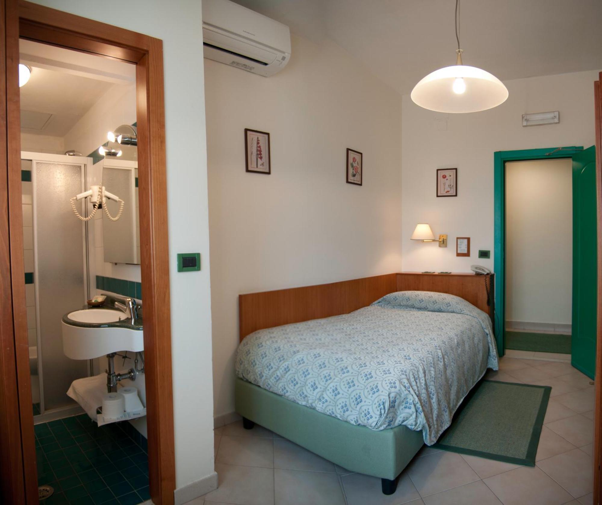 Hotel Boston Ліворно Екстер'єр фото