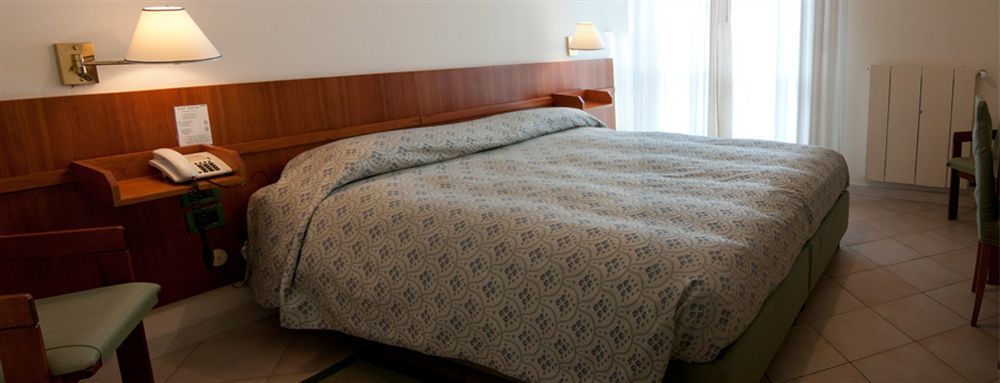 Hotel Boston Ліворно Екстер'єр фото